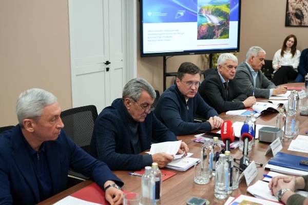 На курорте «Мамисон» вице-премьер Александр Новак провел совещание, по...