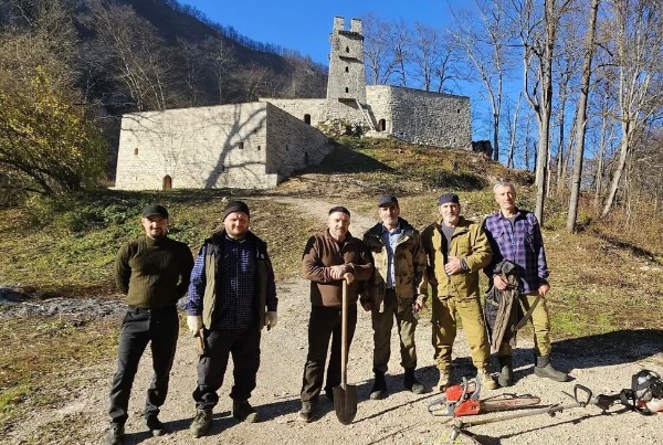 Сотрудники ГБУ «Аргунский музей-заповедник» провели субботник на терри...