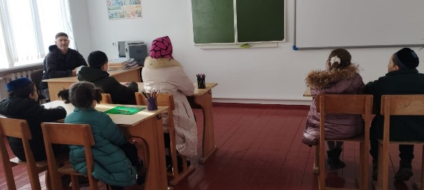 В эти дни, инспектор музея-заповедника Магомед Ахильгов с учениками шк...
